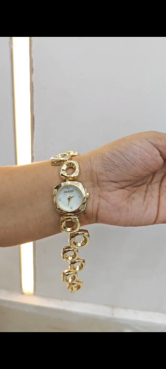 Vintage Gold Bracelet Watch – White Pearl Dial